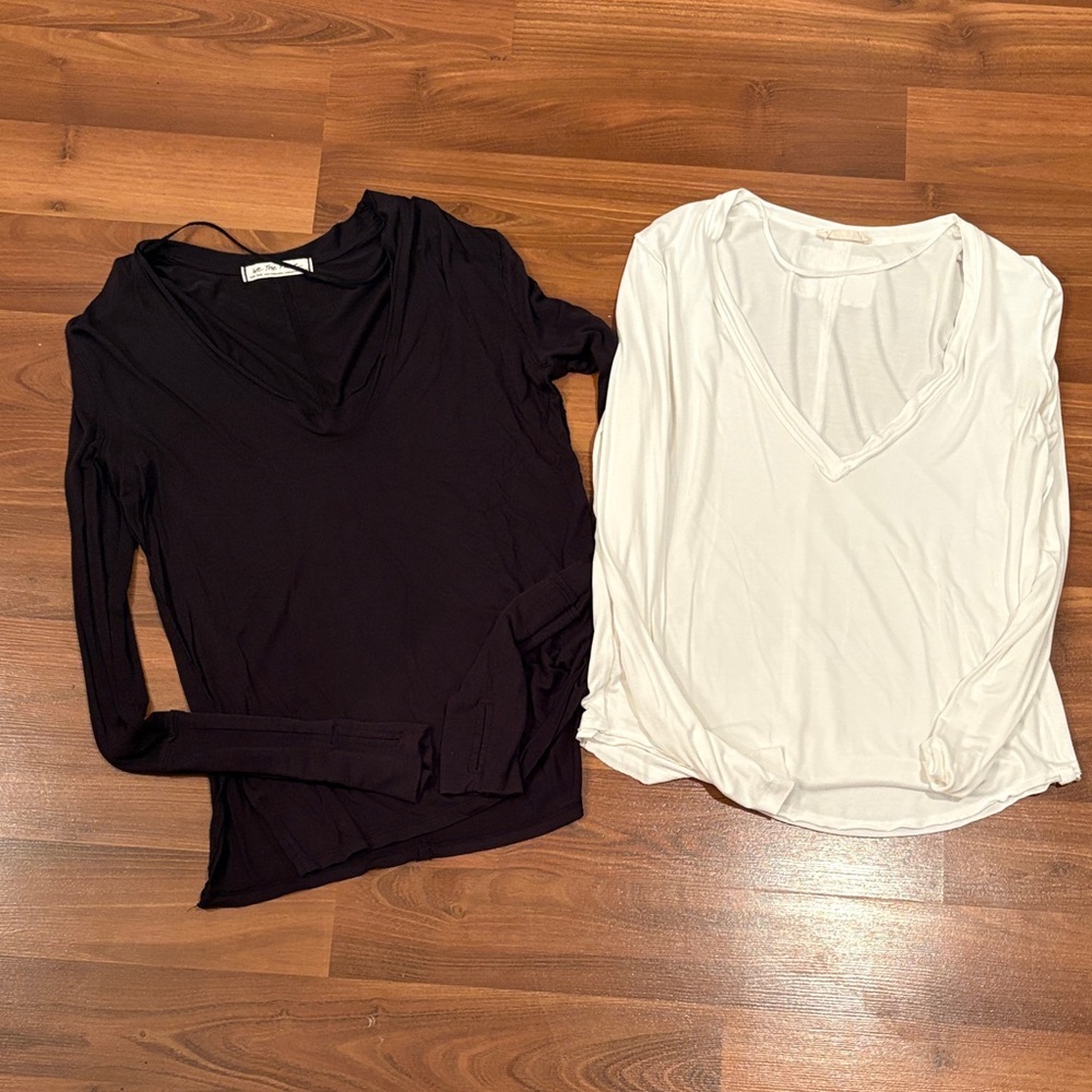 Bundle We the Free V-Neck Tops Black/XS White/S